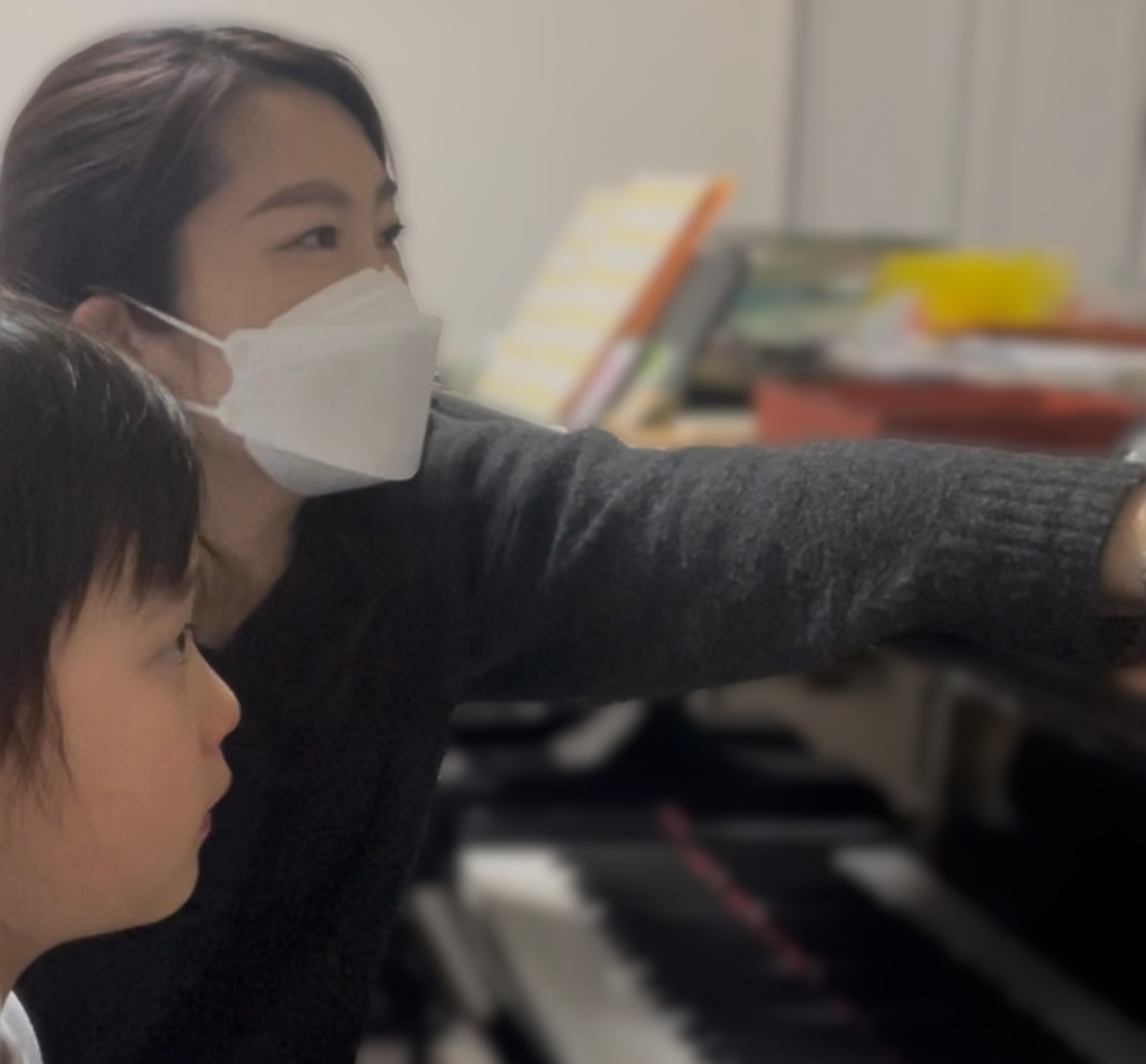 横浜市旭区阿多ピアノ教室　ピアノレッスン風景　小１